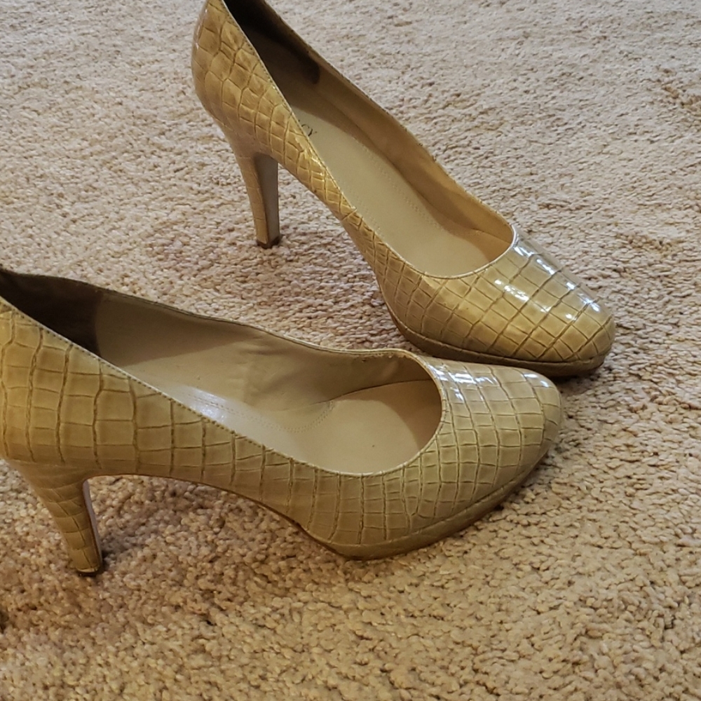 Shoes - Picture 6 of 7